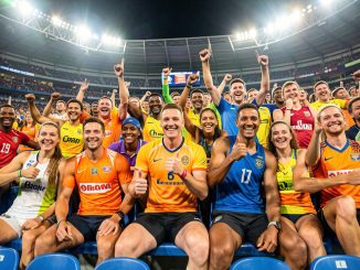 Groupe diversifié de sportifs et sportives souriants réunis dans les gradins d’un stade sous une lumière dynamique.